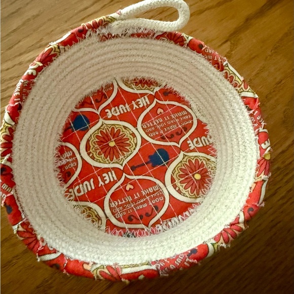 Trivet & small basket ‘Hey Jude' theme fabric - Picture 6 of 7
